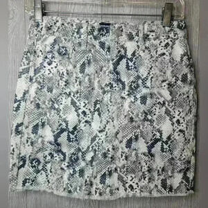 Sanctuary black and white snake print denim mini skirt. Size 26.